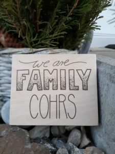 „We are Family“ Holzschild