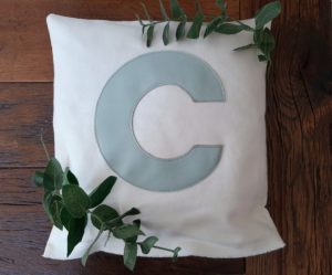 Kissen mit Buchstabe